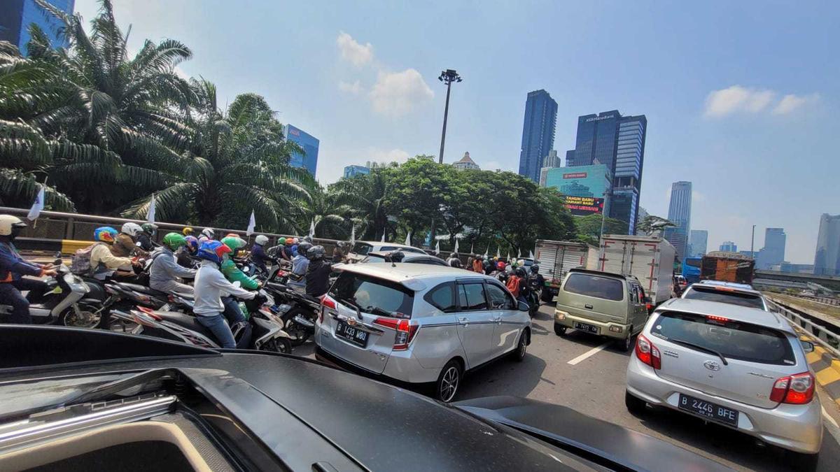 Jelang Aksi BEM SI, Arah ke Gedung DPR RI Macet