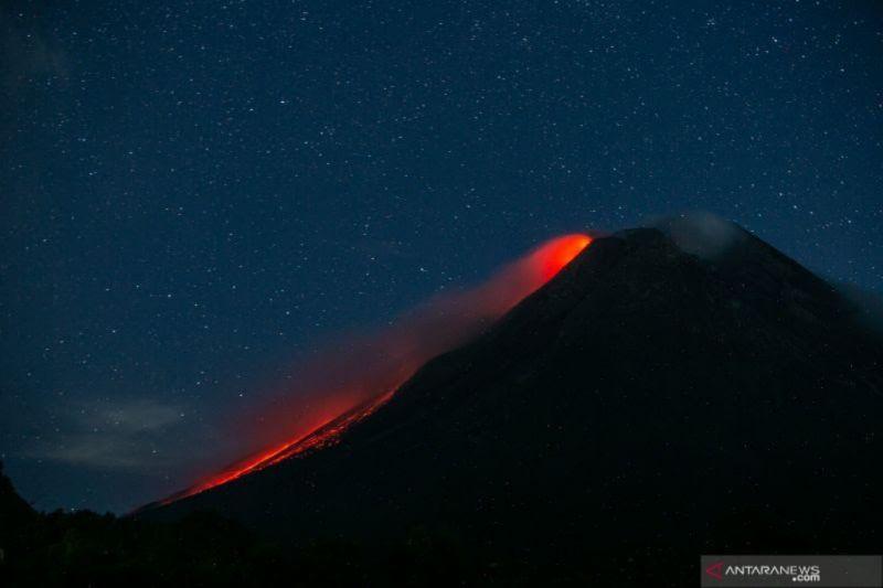 Gunung Merapi Semburkan Lava Pijar Sebanyak 13 Kali pada Senin Ini