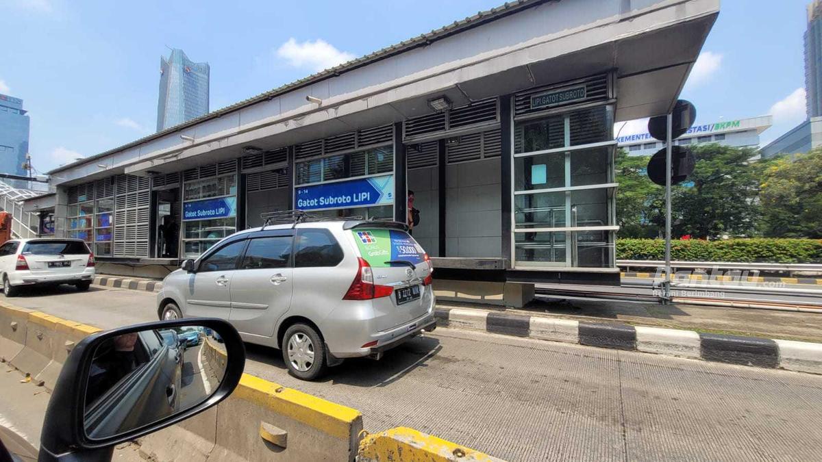 Meski Jalur Dilintasi Pendemo, TransJakarta Tetap Beroperasi Hingga Pukul 24.00 WIB