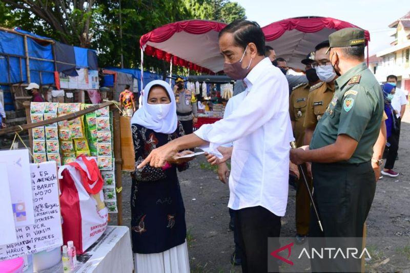 Bagikan Modal Usaha untuk Pedagang di Pasar Harjamukti, Jokowi: Jangan buat Beli HP