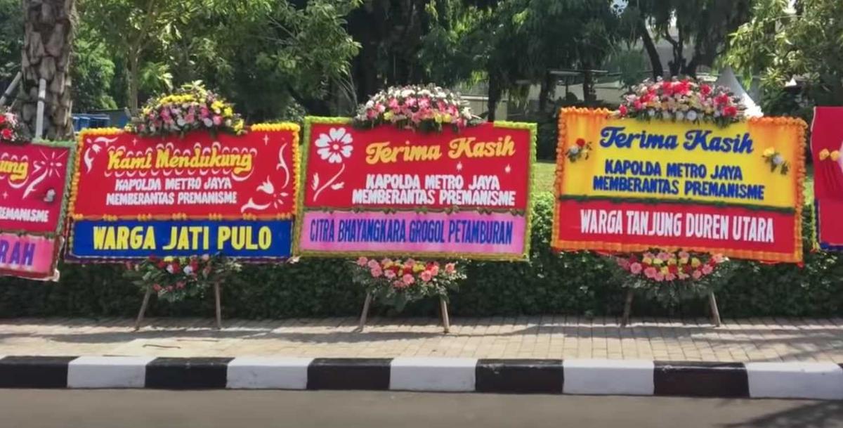 Karangan Bunga Dukung Usut Pengeroyok Ade Armando Banjiri Polda Metro Jaya