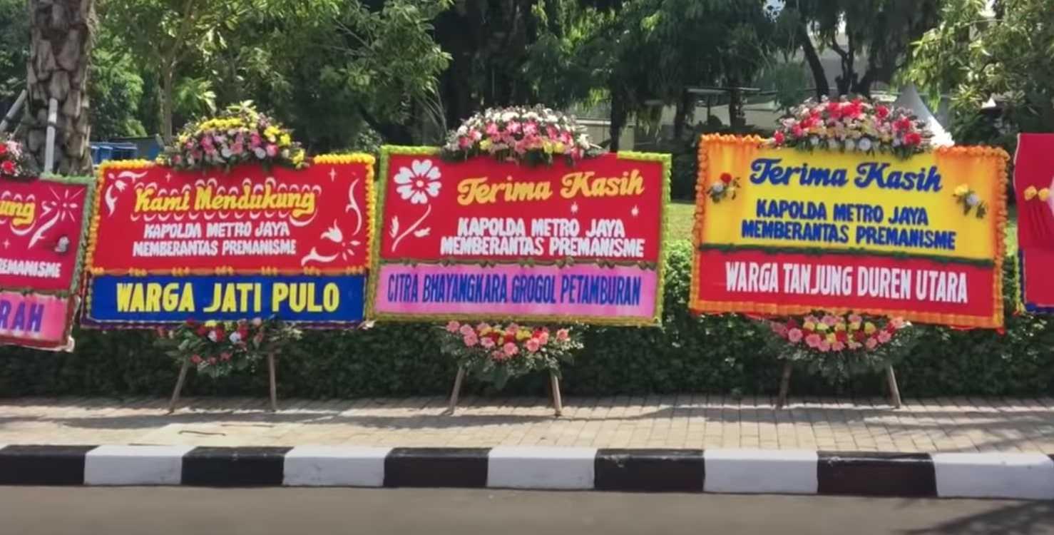 Karangan Bunga untuk Polda Metro Jaya jadi Sorotan, Netizen: Kok Kalimatnya Seragam Semua?