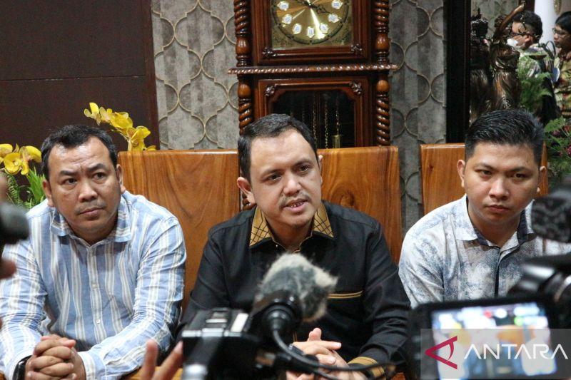 Kuasa Hukum Ade Armando Minta Polisi Tangkap Emak-emak Provokator di Demo 11 April