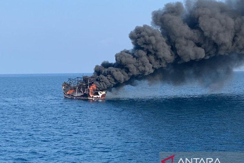Sepuluh Awak Kapal Diselamatkan Pasca Kapal Ikan yang Ditumpangi Terbakar Di Teluk Jakarta