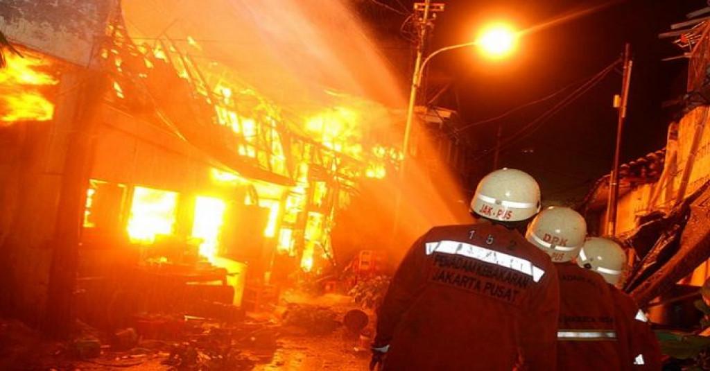 Rumah Konveksi di Cengkareng Dilalap Si Jago Merah, 13 Mobil Damkar Dikerahkan