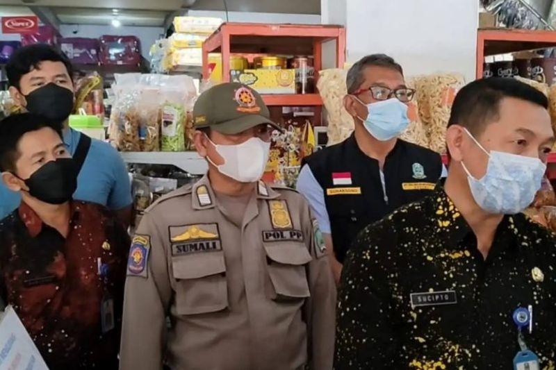 Sidak Makanan dan Minuman di Toko, Kemasan Kaleng Daging Babi Berdampingan dengan Daging Sapi, Kinder Joy masih Dijual