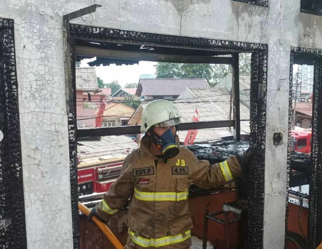 Diduga Korsleting Listrik, Rumah 2 Lantai di Jaksel Hangus Dilalap Si Jago Merah