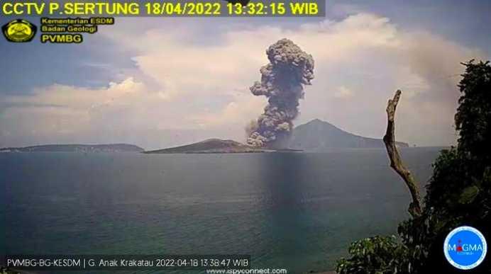 Gunung Anak Krakatau (GAK) Siang Ini Kembali Erupsi Empat Kali Letusan