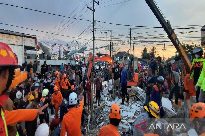 Alfamart di Kalimantan Selatan Ambruk, 15 Orang Tertimbun Reruntuhan Bangunan