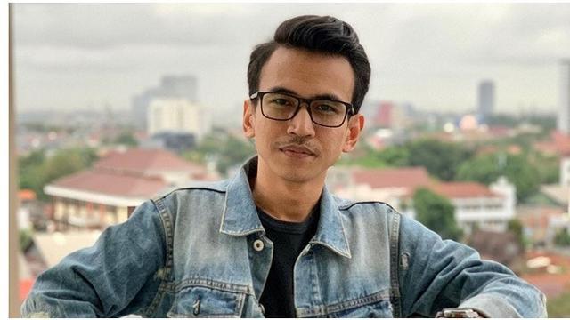 Siapa Sebenarnya Adam Deni yang Dilaporkan Kembali Ahmad Sahroni