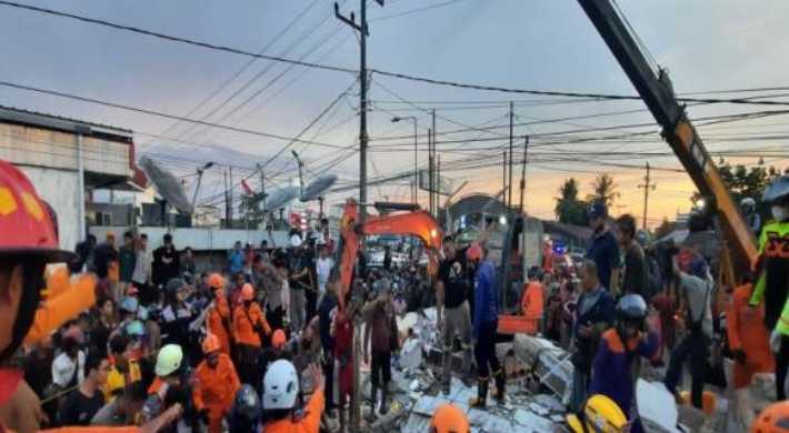 3 Orang Tewas Akibat Ambruknya Mini Market di Banjar Kalsel, 8 Orang Selamat dan Dilarikan Ke Rumah Sakit