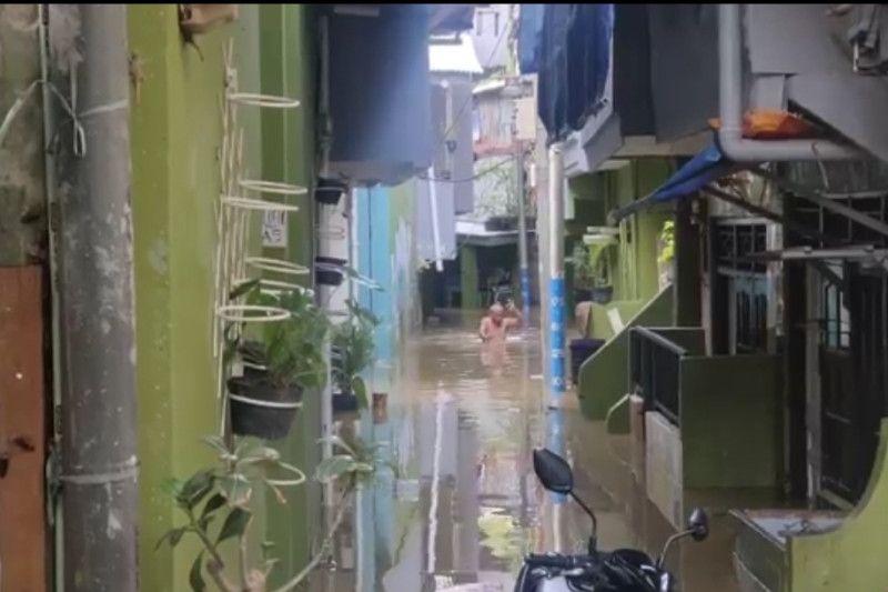Intensitas Hujan Tinggi, Banjir Satu Meter Rendam Permukiman Warga Kebon Pala Jaktim