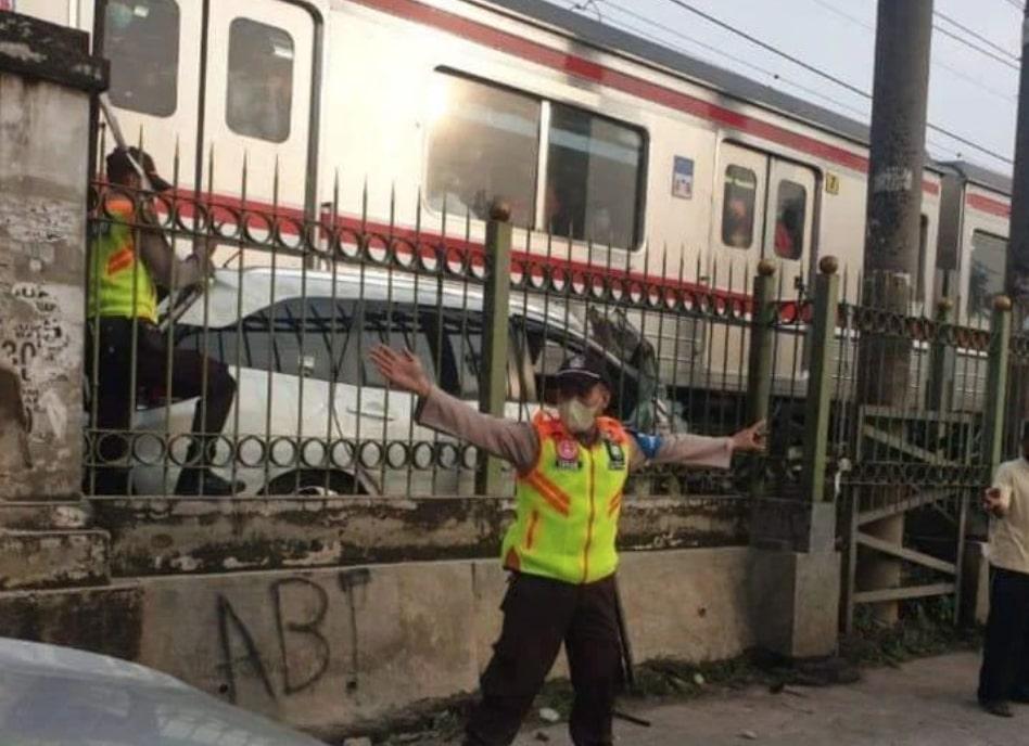 Gubrak! Mobil Mobilio Dihantam KRL Commuter di Kawasan Citayam Depok Pagi Ini