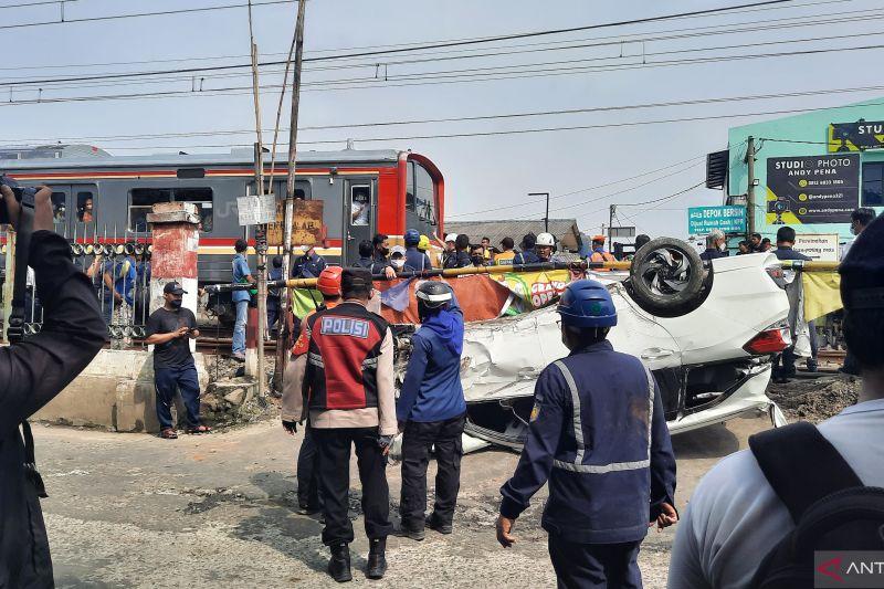 Honda Mobilio yang Terhantam KRL di Citayam Depok Berhasil Dievakuasi