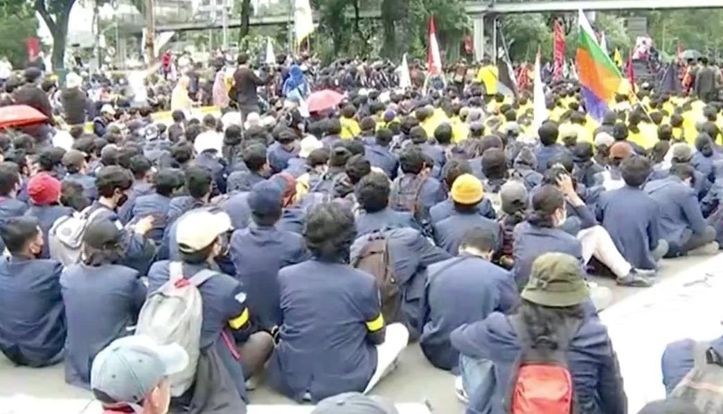 Mahasiswa dan Buruh Masih Bertahan di DPR dan Patung Kuda Demo 21 April