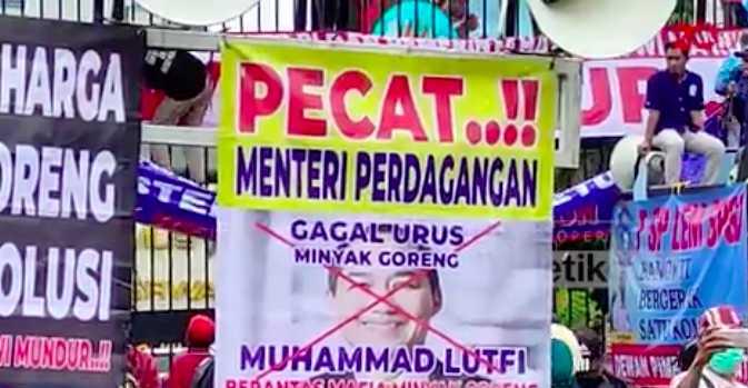 Massa Aksi 21 April di Depan DPR RI Bubar dengan Tertib, Jalan Gatsu Dibuka Kembali Sejak 18.00 WIB