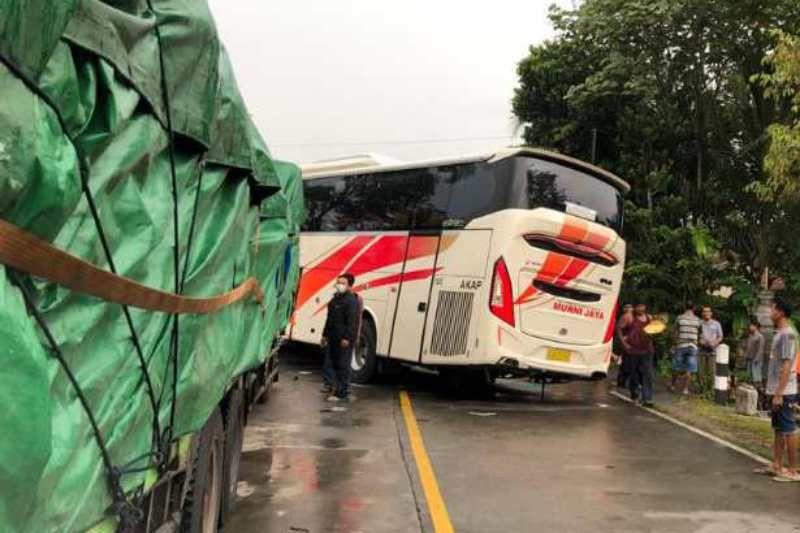 Dua Bus Adu Banteng di Jalan Purworejo-Joga KM 10 hingga Tewaskan Satu Sopir