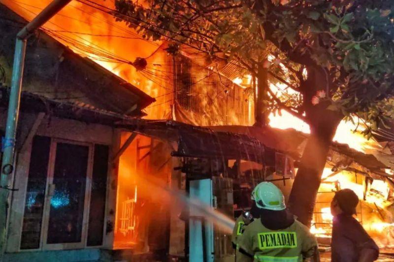 Kebakaran Hebat di Pasar Gembrong Jaktim, 70 Personel dan 14 Mobil Damkar Dikerahkan