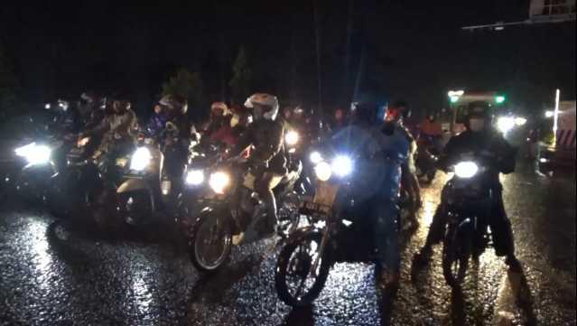 Pemudik Motor Mulai Banjiri Kalimalang, Selain Anak-Bini-Kardus, BBM Cadangan juga Dibawa