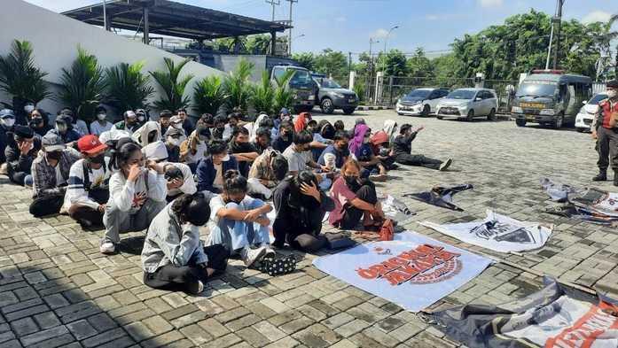 60 Remaja di Bekasi Coba Kibulin Polisi dengan Modus Sahur On The Road, tapi Gagal, Dibekuk lalu Dijemur Petugas