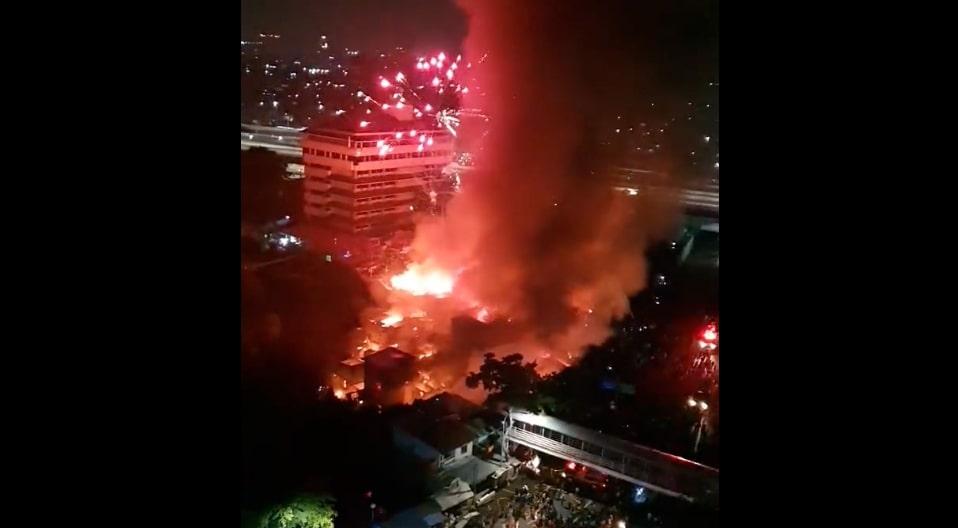 Ledakan Petasan dan Kembang Api 'Semarakkan' Kebakaran Hebat Pasar Gembrong Jakarta Timur, Warga Riuh hingga Heboh