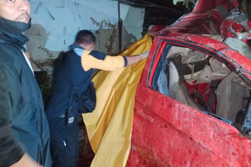Kereta Api Tabrak Mobil Brio di Surabaya, 3 Orang Dinyatakan Tewas