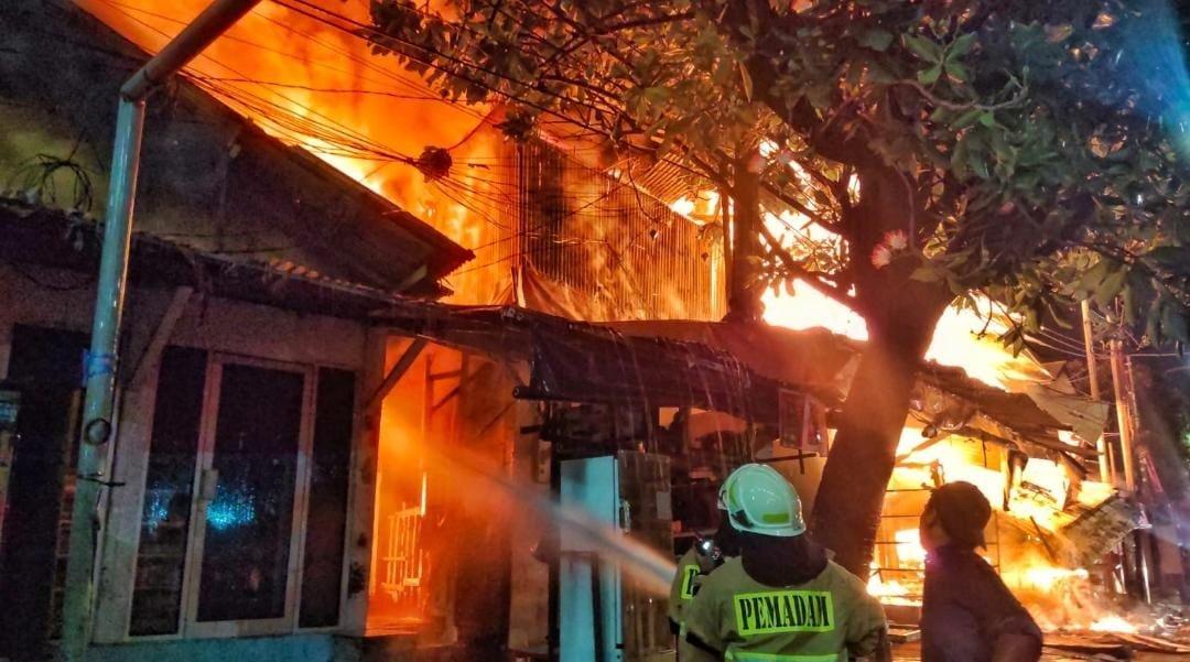 Petugas Damkar Lakukan Pendinginan pada Bangunan yang Terbakar di Pasar Gembrong Jaktim