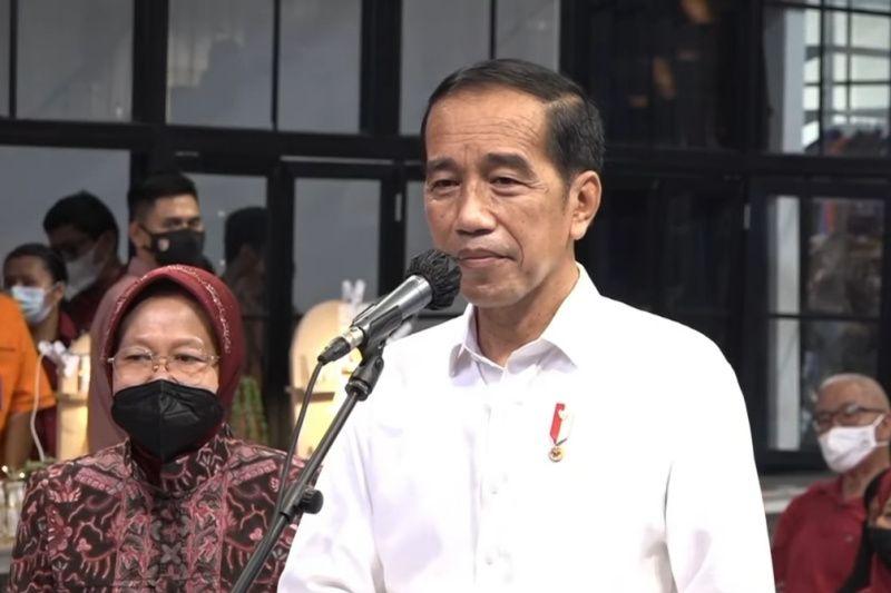 Jokowi 'Diomelin' Emak-emak Tukang Sayur di Jaktim