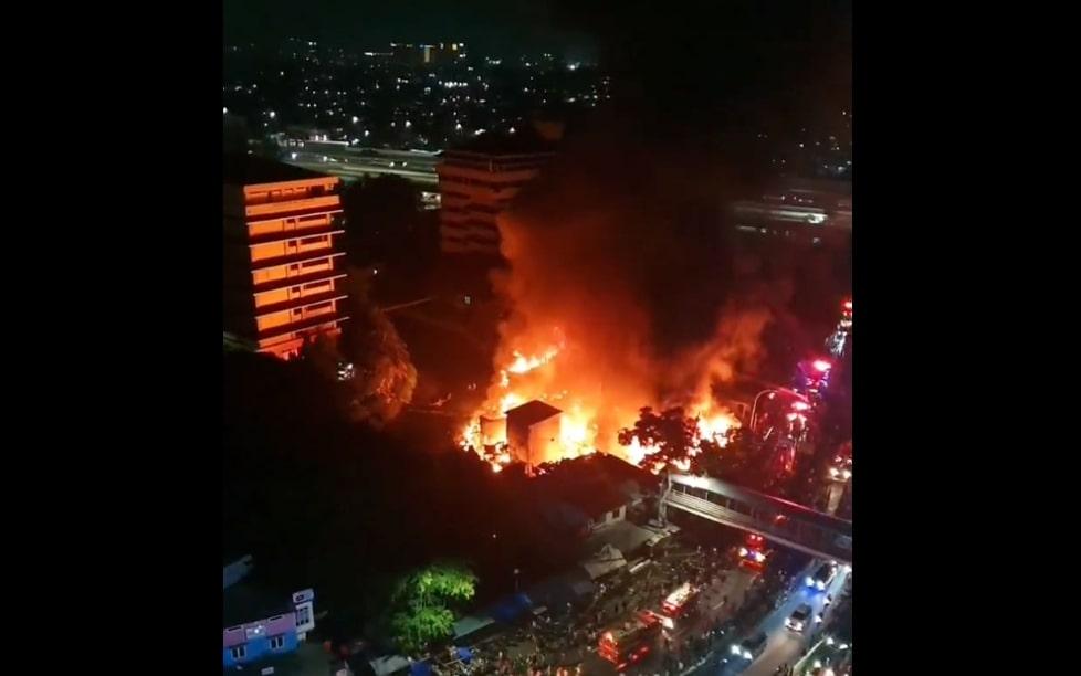 Pasar Gembrong masih Merah Membara, Lalap Satu per satu Bangunan dan Kios serta Lapak Mainan Bocah
