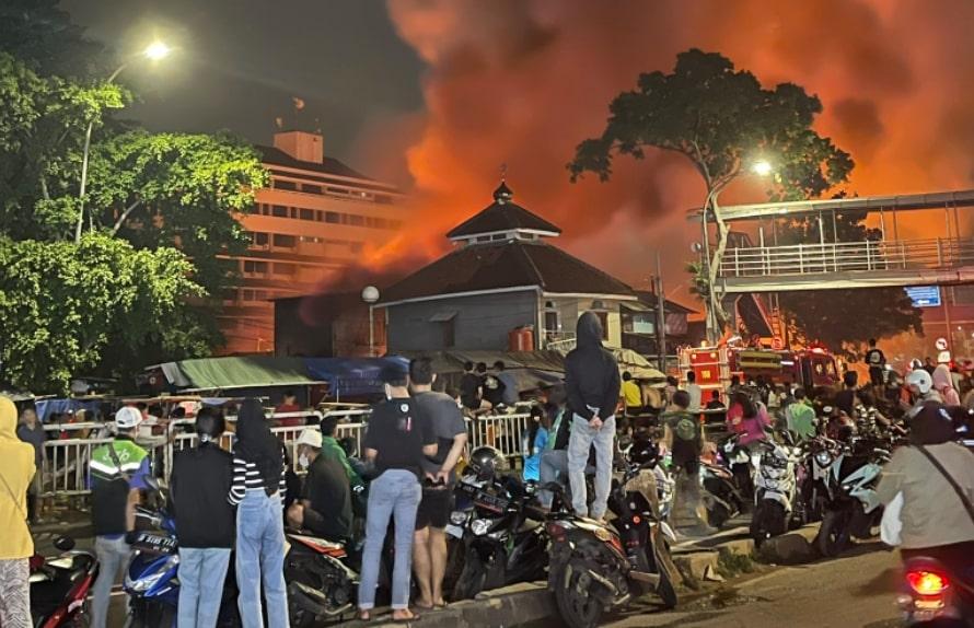 Pasar Gembrong Masih Dilahap Si Jago Merah, 2 Arah Jalan Basuki Rahmat Jakarta Timur Macet Total