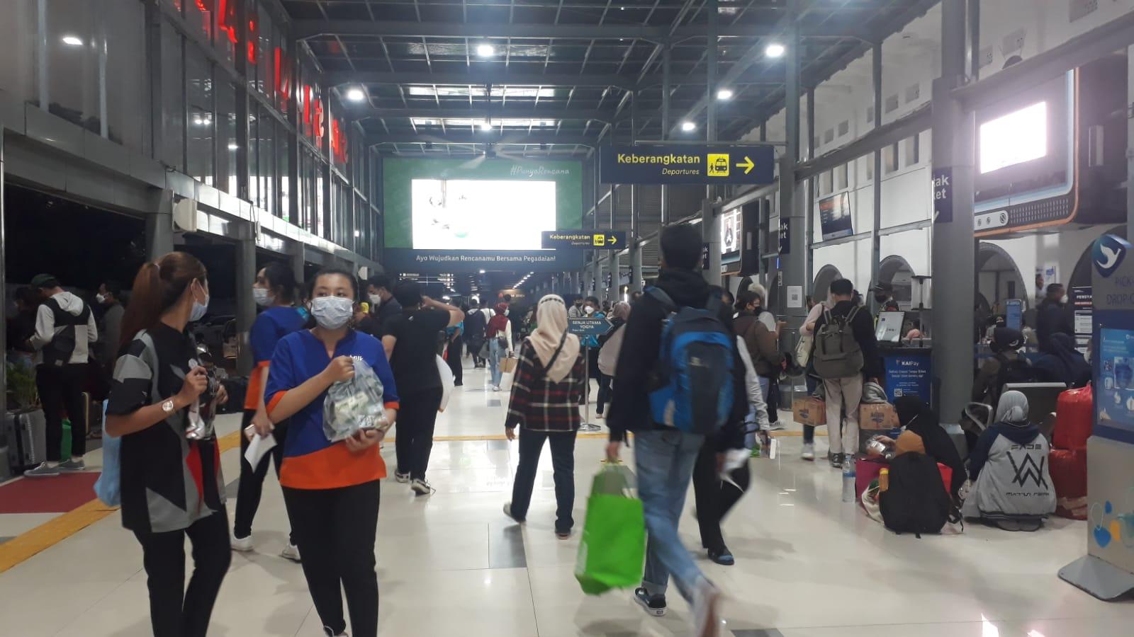 Stasiun Pasar Senen H-6 Lebaran Mulai Dipadati Pemudik Sejak Pagi