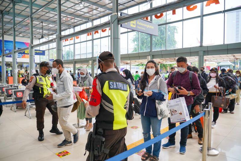Pemudik Membludak di Stasiun Pasar Senen, PT KAI Kerahkan 28 Unit Kereta Untuk Tampung Penumpang Sampai Kampung Halaman