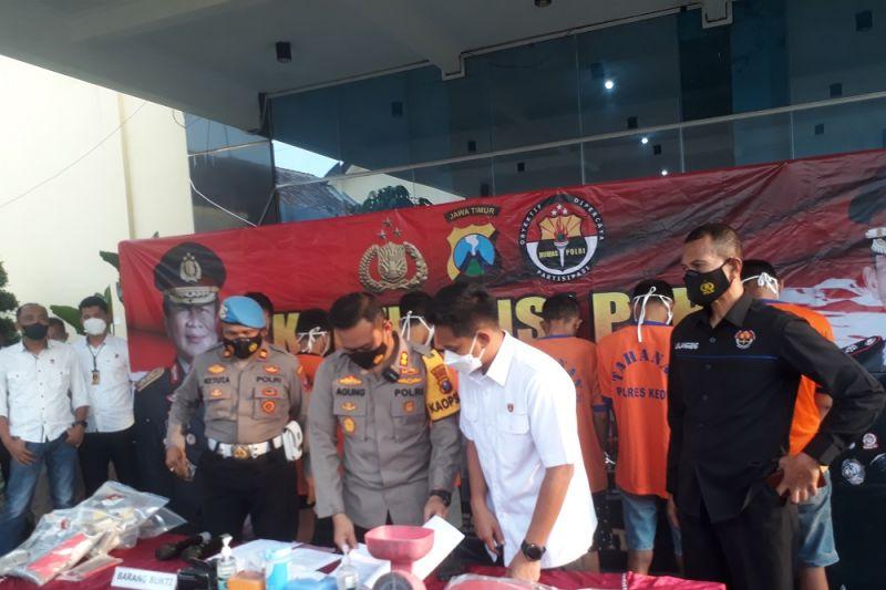 Polisi Tetapkan 5 Orang jadi Tersangka atas Kasus Petasan Hancurkan Jari Bocah di Kediri