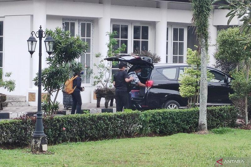 Tiga Koper Diangkut KPK setelah Geledah Rumah Dinas Bupati Bogor Ade Yasin