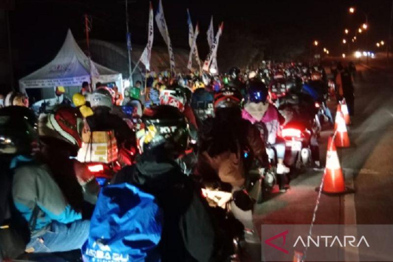 Pemudik Motor Tumpah di Jalan Arteri Karawang hingga Jalur Pantura