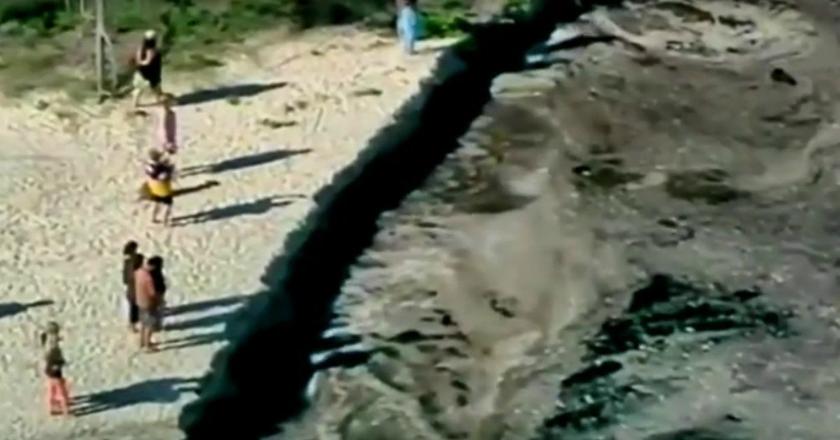 Penampakan Lubang Menganga di Queensland Australia