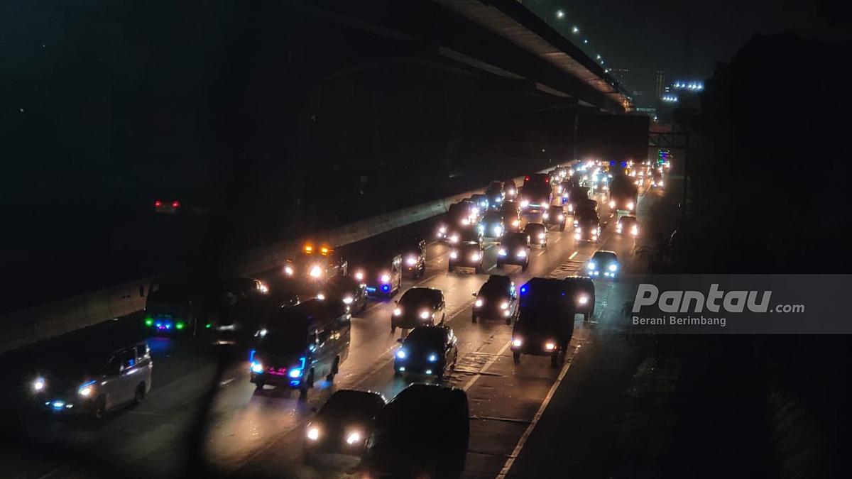 Jalan Tol Jakarta-Cikampek macet Total 5 KM Gegara Mobil Pemudik Hantam Jalan