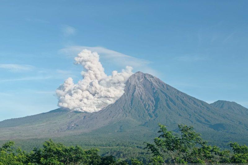 H-1 Lebaran Gunung Semeru Kembali Luncurkan Awan Panas Guguran Sejauh 3,5 KM