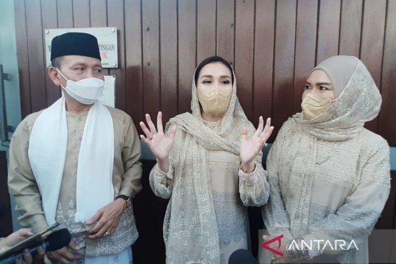 Hidangan Lebaran Masak Sendiri, Ayu Ting Ting Antusias Semur dan Opor Buatan Ayah Ojak dan Ibu