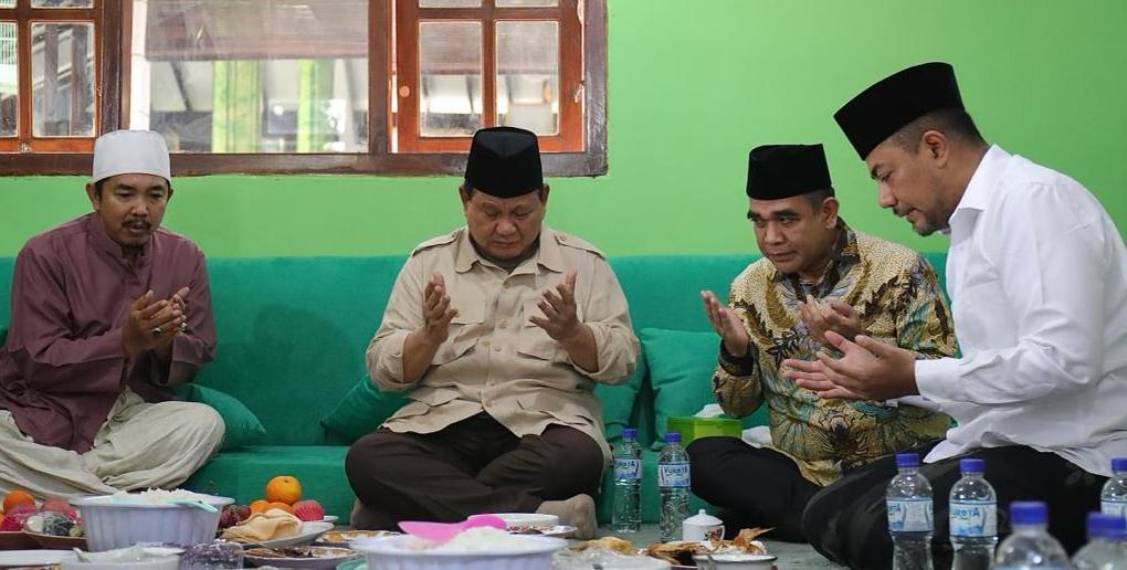 Prabowo Lebaran ke Jawa Timur Kunjungi Ulama, Ngobrol Sambil Santap Pecak Terong
