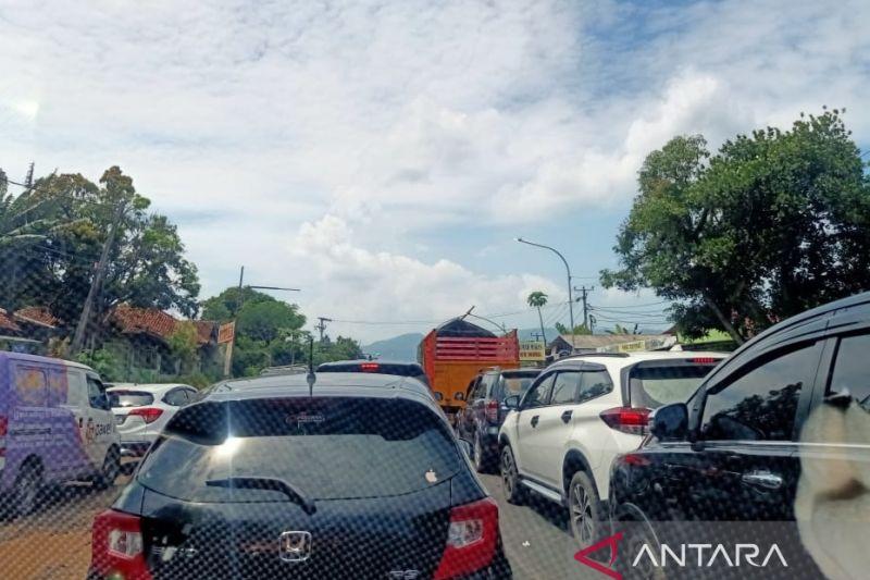 Pengendara Terjebak Enam Jam di Jalur Bandung-Cianjur akibat Macet Total