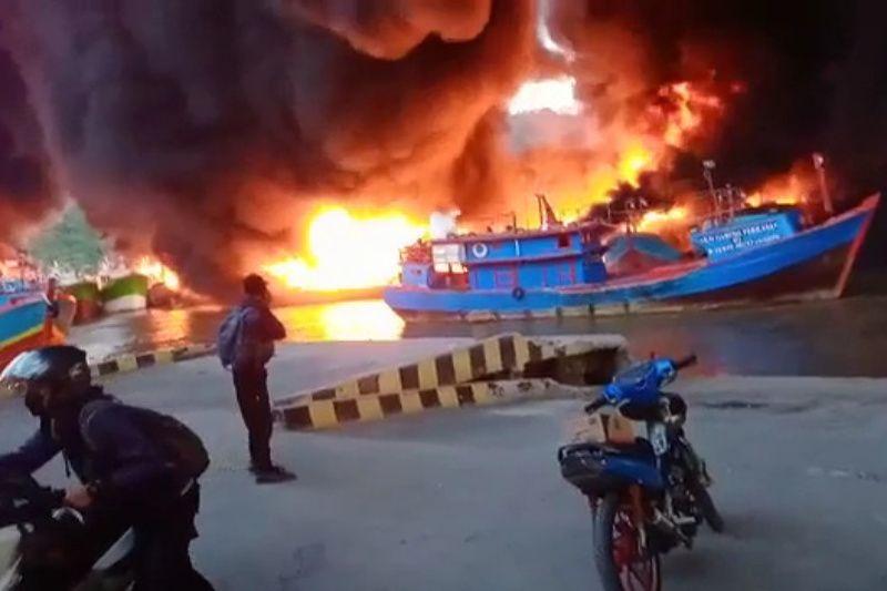 Sejumlah Kapal Nelayan Terbakar di Dermaga Batere Cilacap, Penyebab Belum Diketahui