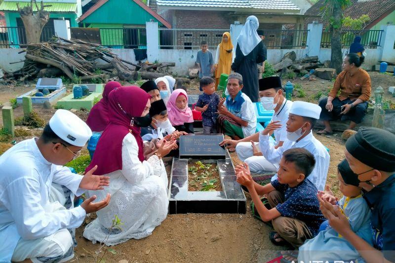 Bacaan Lengkap Doa dan Tahlil Ziarah Kubur saat Lebaran Idul Fitri