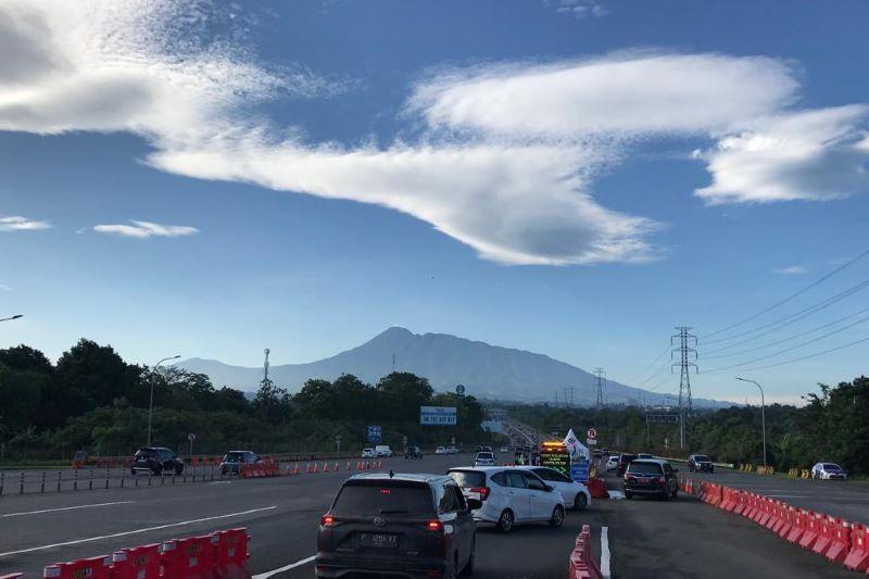 Antisipasi Macet di Jalur Puncak, Jasa Marga Berlakukan Rekayasa Contraflow di Tol Jagorawi arah Ciawi