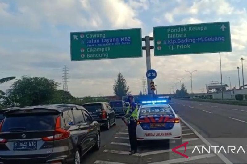 Tol JORR menuju MBZ dan Cikampek Macet, Antrean Kendaraan hingga Satu Kilometer