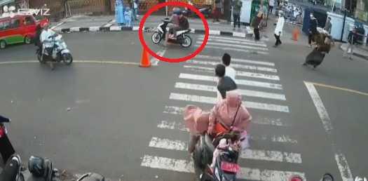 Dicari Polisi! Pemuda Berandal yang Geber-geber Motor di Masjid saat Umat Muslim Salat Idul Fitri