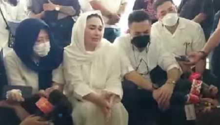 Tangis Nia Zulkarnaen Pecah saat Jenazah Mieke Wijaya Masuk ke Liang Lahat
