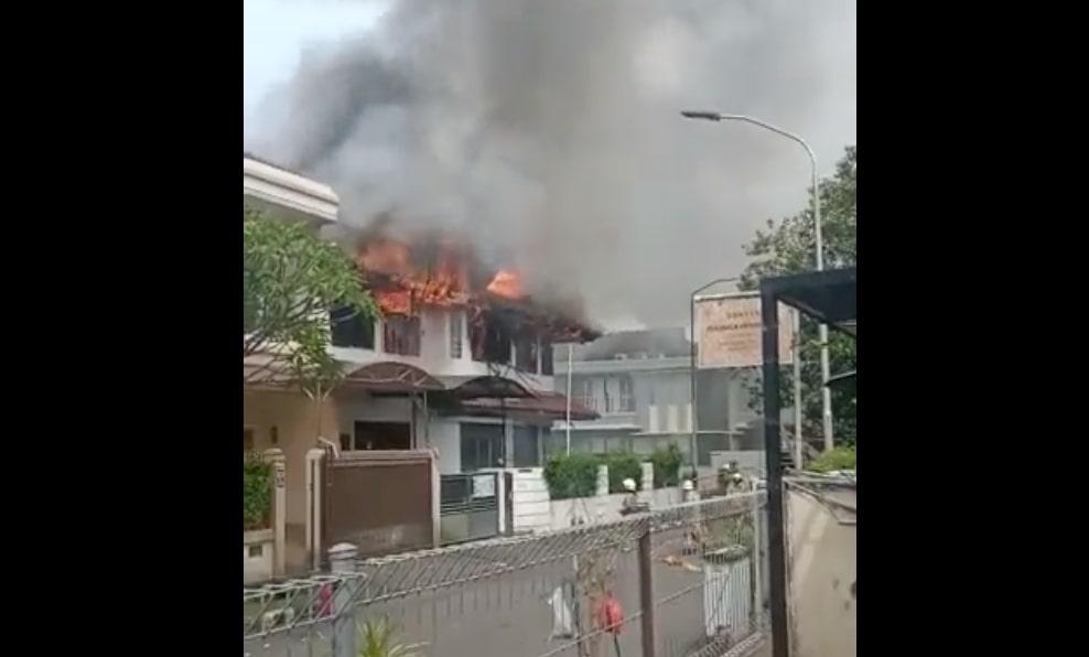 Rumah Dua Tingkat di Kembangan Kebakaran, 12 Unit Mobil Damkar Dikerahkan