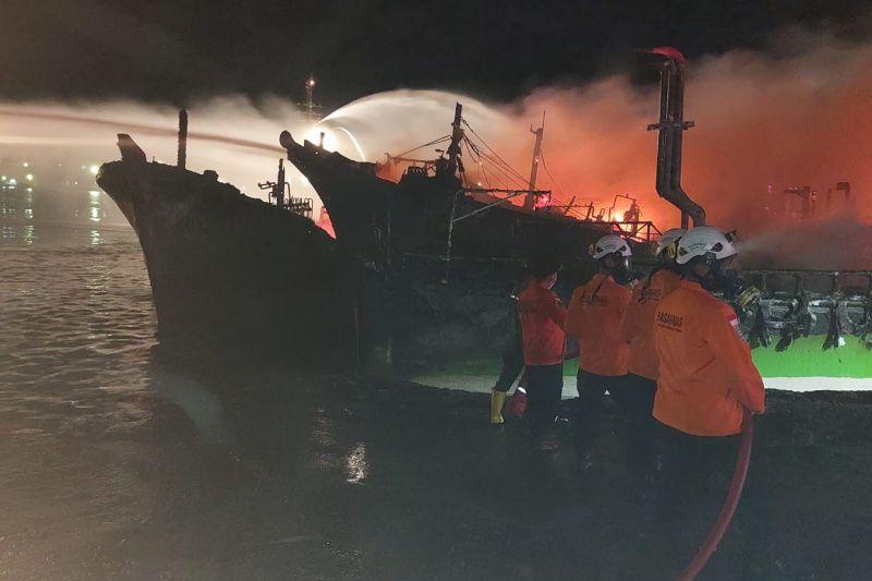 Kapal Nelayan Terbakar di Dermaga Batere, Basarnas: Satu Korban Alami Luka Bakar