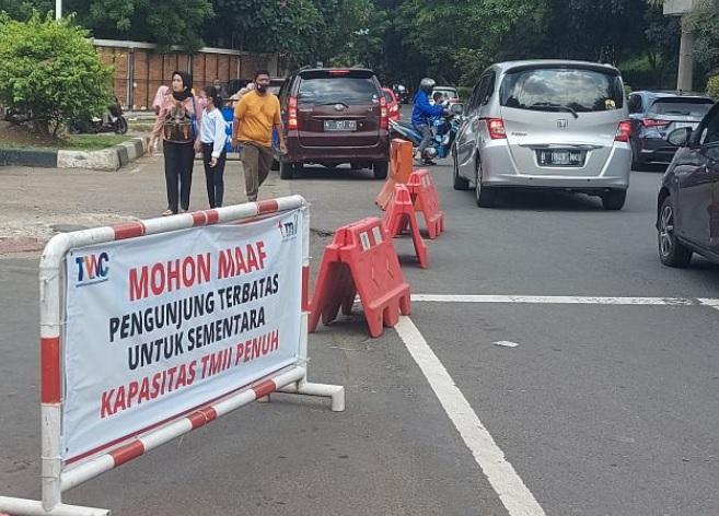 Polisi Terapkan Sistem Buka Tutup Menuju TMII karena Wisatawan Membludak
